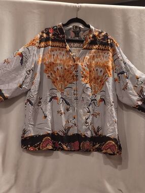 Citron Elegant Crane & Peacock Print Button-Front Blouse in Light Gray & Gold